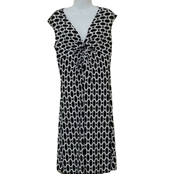 selina Studio black and white patterned dress. - Picture 1 of 8